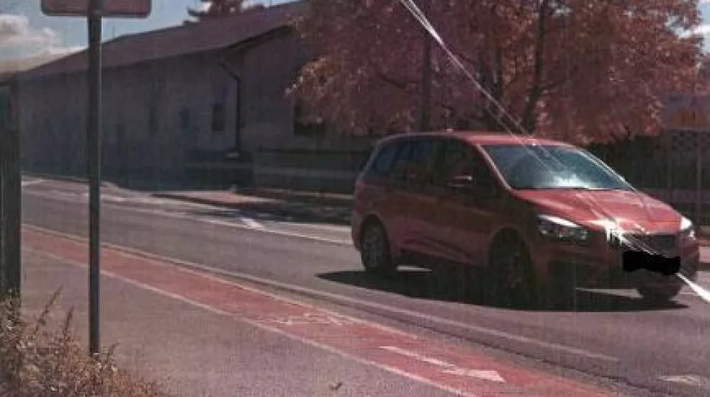 20-letni voznik začetnik je v neposredni bližini šole divjal s hitrostjo 95 km/h. 