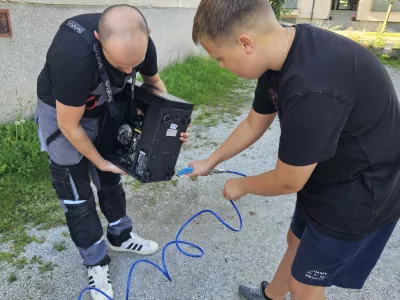 Namesto v koš elektronske naprave na popravilo