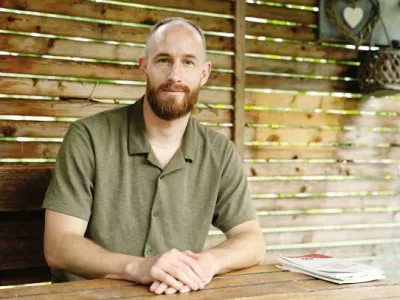 Andraž Mali, dolgoletni aktivist Centra za družbeno raziskovanje (CEDRA), ki na terenu pomaga delavkam in delavcem pri organiziranju in kolektivnih akcijah, od nastanka v letu 2022 pa deluje tudi v sindikatu delavk in delavcev kulturno-ustvarjalnega sektorja ZASUK, kot koordinator za sindikalne boje in akcije.