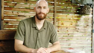 Andraž Mali, dolgoletni aktivist Centra za družbeno raziskovanje (CEDRA), ki na terenu pomaga delavkam in delavcem pri organiziranju in kolektivnih akcijah, od nastanka v letu 2022 pa deluje tudi v sindikatu delavk in delavcev kulturno-ustvarjalnega sektorja ZASUK, kot koordinator za sindikalne boje in akcije.