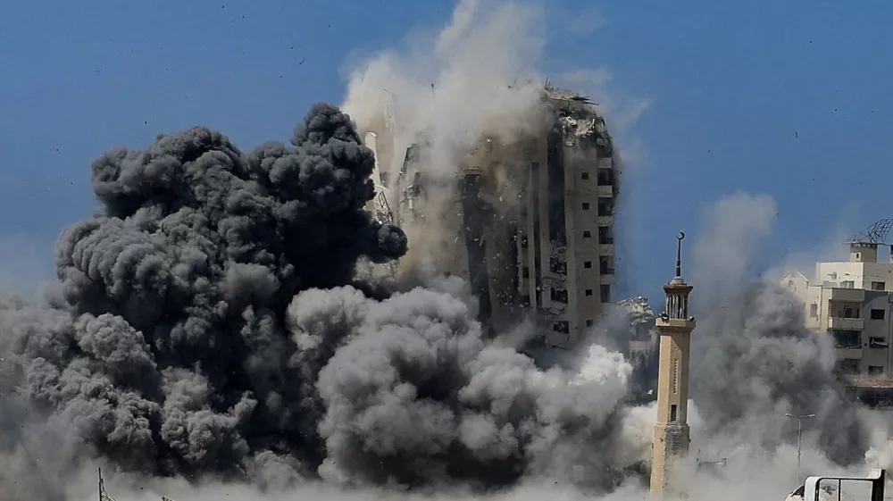 Smoke rises as a building is hit by an Israeli strike, in Gaza City, September 5, 2025. REUTERS/Dawoud Abu Alkas