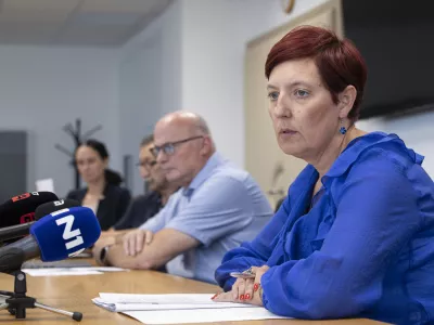 Ljubljana, ministrstvo za kmetijstvo, gozdarstvo in prehrano.Izjava za medije s predstavitvijo aktualnih ukrepov za obvladovanje bolezni modrikastega jezika.Drzavna sekretarka na ministrstvu Masa Zagar.