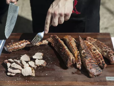 ﻿- simbolična fotografija - pečeno meso - - 30.05.2015 - Akademija peke na žaru - Gurmanska KOBE akademija, kulinarika - gastronomija - hrana - žar - roštilj - kuharstvo///FOTO: Luka Cjuha