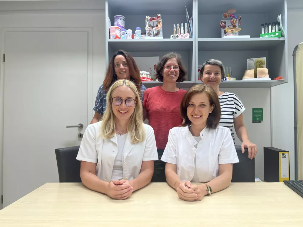 Prenehajte jesti! Ura je štiri popoldne!