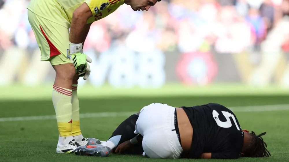 Soccer Football - Premier League - Sunderland v Aston Villa - Stadium of Light, Sunderland, Britain - September 21, 2025 Aston Villa's Tyrone Mings reacts after sustaining an injury as Aston Villa's Emiliano Martinez looks on REUTERS/Scott Heppell EDITORIAL USE ONLY. NO USE WITH UNAUTHORIZED AUDIO, VIDEO, DATA, FIXTURE LISTS, CLUB/LEAGUE LOGOS OR 'LIVE' SERVICES. ONLINE IN-MATCH USE LIMITED TO 120 IMAGES, NO VIDEO EMULATION. NO USE IN BETTING, GAMES OR SINGLE CLUB/LEAGUE/PLAYER PUBLICATIONS. PLEASE CONTACT YOUR ACCOUNT REPRESENTATIVE FOR FURTHER DETAILS.. / Foto: Scott Heppell