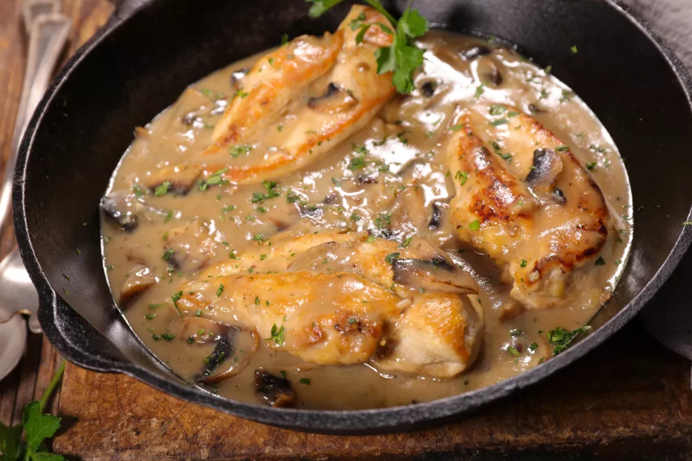 chicken breast with msuhroom sauce / Foto: Margouillatphotos