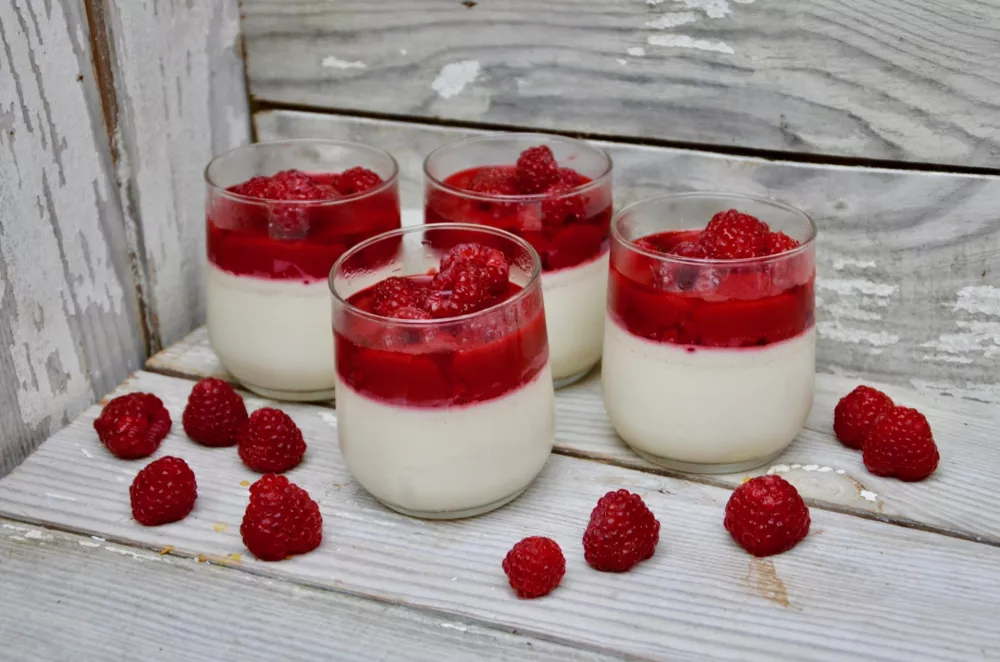 Panna cotta with fresh raspberries and raspberry coulis / Foto: La P'tite Cuisine De Pauline