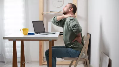 Man with neck pain while working on a laptop. / Foto: M-gucci