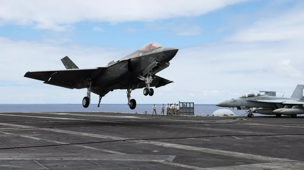 FILE PHOTO: A F-35 jet lands on the runway of the USS Carl Vinson aircraft carrier during the Rim of the Pacific (RIMPAC) military exercises about 100 miles south of Oahu, Hawaii, U.S. July 19, 2024. REUTERS/Marco Garcia/File Photo