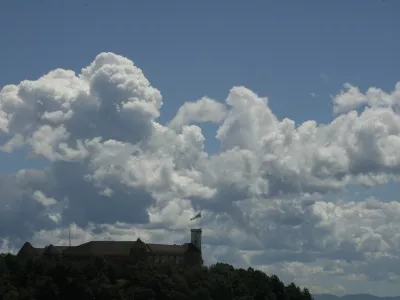 ilustrativna fotografija - vremenska slika - oblaki nad Ljubljano - Ljubljanski grad - //FOTO: Luka Cjuha OPOMBA: ZA OBJAVO V ČASOPISU DNEVNIK