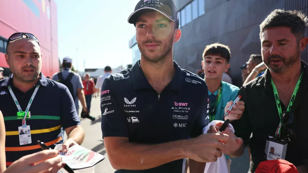 Formula One F1 - Italian Grand Prix - Autodromo Nazionale Monza, Monza, Italy - September 6, 2025 Alpine's Pierre Gasly signs autographs for fans as he arrives ahead of practice REUTERS/Jakub Porzycki