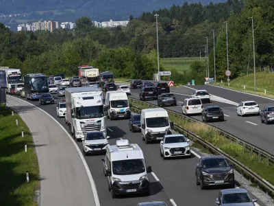 Gneča - simbolična fotografijaDARSavtocestacestazastojiprometrazcep Kozarjesmer Brezovicazastojgneča na cestah22.08.2025 - Gneča na avtocesti pri razcepu KozarjeFoto: Nik Erik Neubauer 