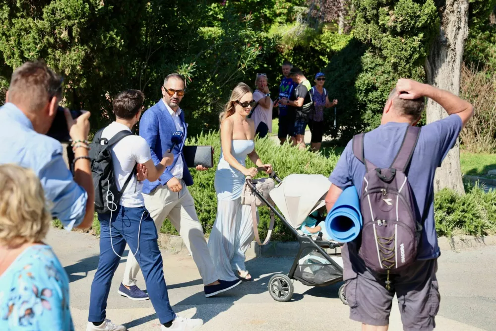 Vplivneža in partnerja Katarina Benček in Marko Pavlović na poroki Tine Gaber in Roberta Goloba. 