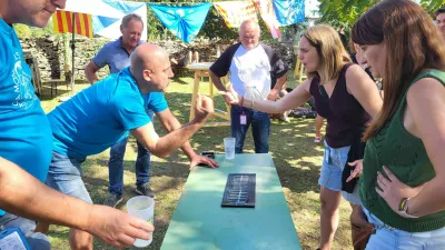 Moro igramo v dvojicah, par proti paru, zbrani okoli mize. Igramo s prsti ene roke, tako da z nasprotnikom sočasno mečemo prste na mizo, silovito, kot bi vrgli nož.