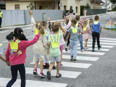 Cerklje na Gorenjskem, Osnovna sola Davorina Jenka.Spremstvo otrok pri varnem prehodu cez cesto po solski poti v organizaciji ministrstva za infrastrukturo, Agencije za varnost prometa, Policije in Obcine Cerklje na Gorenjskem.