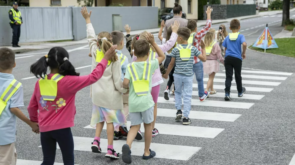 Cerklje na Gorenjskem, Osnovna sola Davorina Jenka.Spremstvo otrok pri varnem prehodu cez cesto po solski poti v organizaciji ministrstva za infrastrukturo, Agencije za varnost prometa, Policije in Obcine Cerklje na Gorenjskem.
