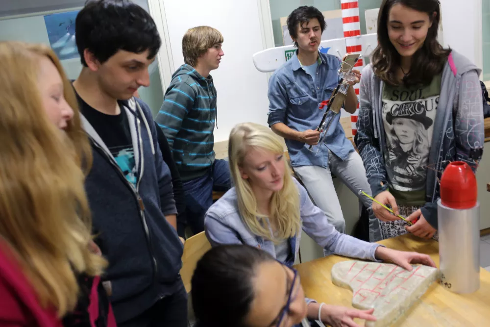 ﻿- 10.10.2013 - Gimnazija Vič - projekt Vič gre v morje - izdelava raziskovalne podmornice - nadarjeni dijaki v Fizikalnem krožku izdelujejo prototip podmornice z željo, da bi jo lahko potopili v najglobljo točko Zemljine površine, skoraj 11 km globok Marianski jarek v Tihem oceanu//FOTO: Jaka Gasar