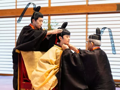 In this photo provided by the Imperial Household Agency of Japan, Prince Hisahito, center, attends his coming-of-age ceremony at the Imperial Palace in Tokyo, Saturday, Sept. 6, 2025. (Imperial Household Agency of Japan via AP) / Foto: Handout