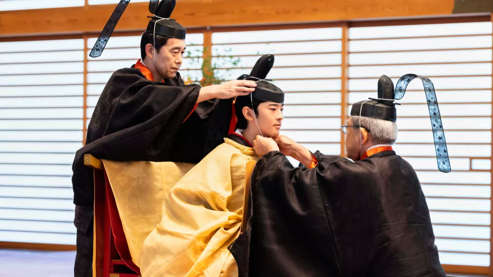 In this photo provided by the Imperial Household Agency of Japan, Prince Hisahito, center, attends his coming-of-age ceremony at the Imperial Palace in Tokyo, Saturday, Sept. 6, 2025. (Imperial Household Agency of Japan via AP) / Foto: Handout