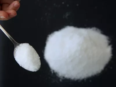 ﻿- simbolična fotografija - kuhinjska sol - soljenje - //FOTO: Tomaž Skale