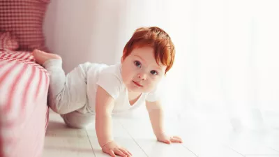 cute toddler baby getting off the bed, crawling at home / Foto: Olesiabilkei