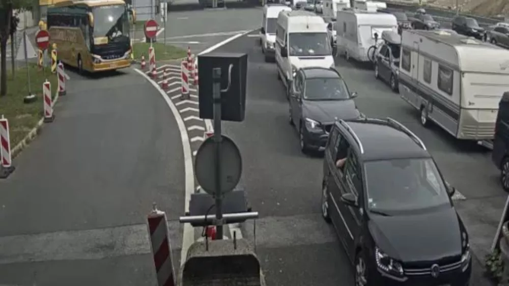 Gneča na cestninski postaji Hrušica ob 15.45 uri.