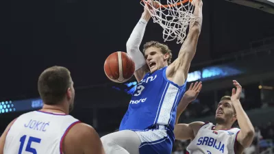 CORRECTS NAME TO LAURI MARKKANEN - Finland's Lauri Markkanen, center, and Serbia's Filip Petrusev in action during the Eurobasket, European Basketball Championship round of 16 match between Serbia and Finland at the Riga Arena in Riga, Latvia, Saturday, Sept. 6, 2025. (AP Photo/Sergei Grits)