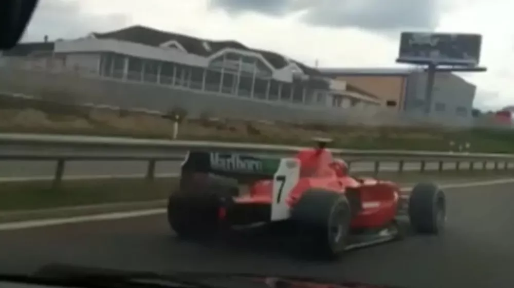 Moški se je po češki avtocesti peljal v dirkalniku.