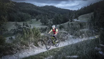 V Gorskem kotarju kolesarske poti vodijo skozi goste gozdove, rečne doline in slikovite vasi. F Arhiv HTS