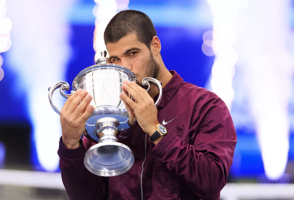 07 September 2025, US, New York: Spanish tennis player Carlos Alcaraz celebrates by kissing the trophy after winning the final match against Italy's Jannik Sinner during the 2025 US Open tennis tournament at USTA Billie Jean King National Tennis Center. Photo: Javier Rojas/PI via ZUMA Press Wire/dpa