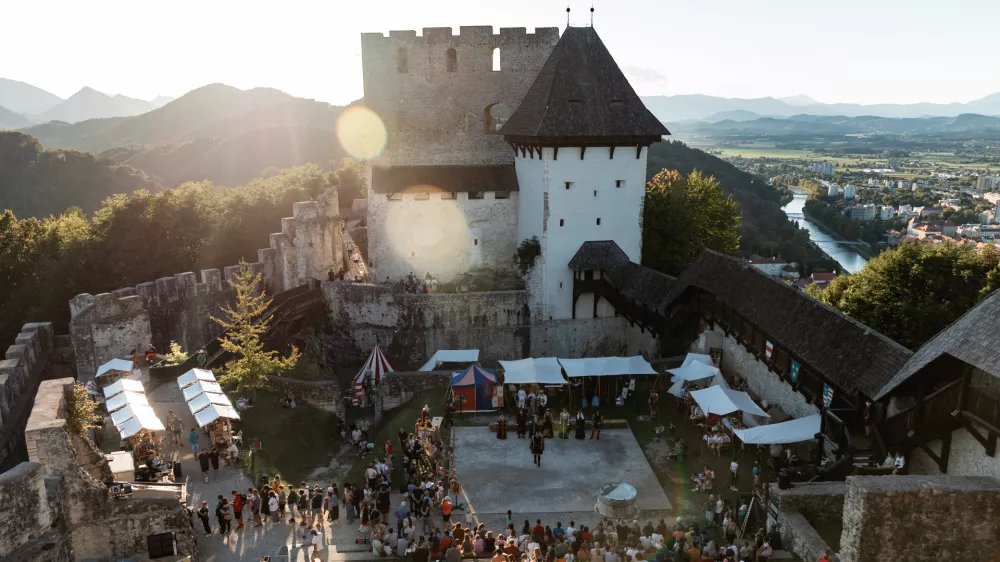 Največji srednjeveški grad obiskalo 22.000 turistov