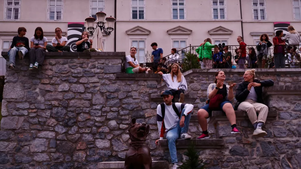 V Ljubljani so se ljudje med drugim zbrali pri tivolskem gradu. / Foto: Jaka Gasar