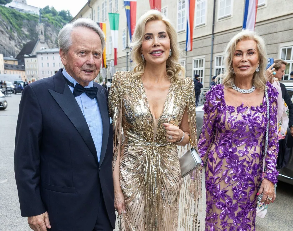 Wolfgang Porsche + Gabriele Dr. Prinzessin zu Leiningen Gabriele Homey - geschiedene Inaara Begum Aga Khan - Renate Thyssen Henne + - Salzburger Festspiele - Auffahrt Premiere, Giulio Cesare in Egitto - Haus für Mozart Salzburg, 26.7.2025Fotovermerk: babiradpicture ALL RIGHTS RESERVEDKein -Facebook -Twitter -Instagram -Social Web Honorar und Belegexemplar//BABIRAD_BABIRAD0369/Credit:babiradpicture/87/SIPA/2507270013,Image: 1025989454, License: Rights-managed, Restrictions:, Model Release: no