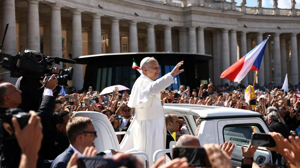 Pope Leo XIV greets the faithful from the popemobile, after a Holy Mass for the canonisation of Carlo Acutis, a British-born Italian boy who became the first millennial to be made a Catholic saint, and Pier Giorgio Frassati, in St. Peter's Square at the Vatican, September 7, 2025. REUTERS/Matteo Minnella
