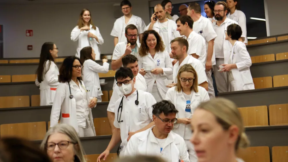 - 15.01.2024 - stavka Sindikata zdravnikov in zobozdravnikov Slovenije – protest zaradi neuresničenih zavez vlade iz že sklenjenih sporazumov - zbor zaposlenih na Onkološkem inštitutu Ljubljana//FOTO: Tomaž Skale