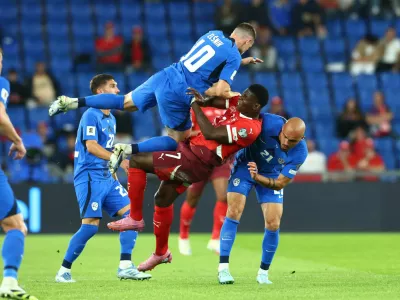 Soccer Football - World Cup - UEFA Qualifiers - Group B - Switzerland v Slovenia - St. Jakob-Park, Basel, Switzerland - September 8, 2025 Switzerland's Breel Embolo in action with Slovenia's Timi Elsnik and Vanja Drkusic REUTERS/Denis Balibouse