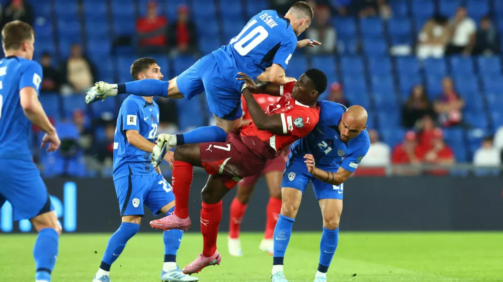 Soccer Football - World Cup - UEFA Qualifiers - Group B - Switzerland v Slovenia - St. Jakob-Park, Basel, Switzerland - September 8, 2025 Switzerland's Breel Embolo in action with Slovenia's Timi Elsnik and Vanja Drkusic REUTERS/Denis Balibouse
