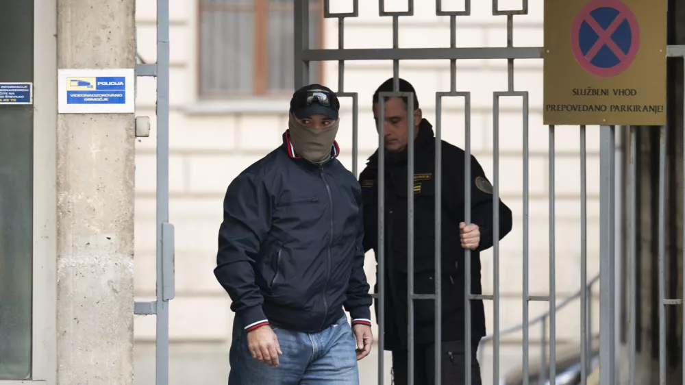 Policija Kriminal7.12.2024 Privedba treh osumljencev za mafijski umor Satka Zovka pred preiskovalnega sodnika. Okrožno sodišče v Ljubljani. FOTO: Nik Erik Neubauer