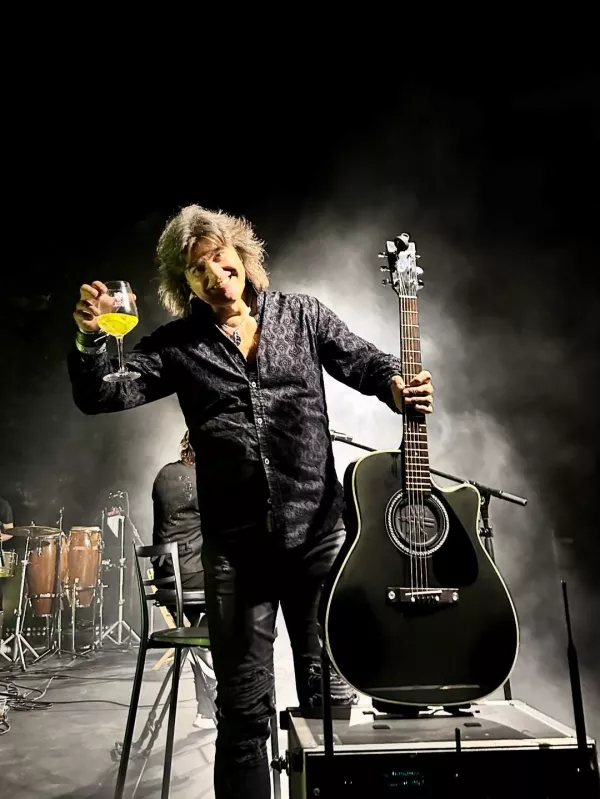 Popularni kitarist Bor Zuljan se še ni uspel ločiti in s tem zavira novo poroko. Zakon s podobno popularno Urško Klakočar naj bi po poročanju nekaterih medijev pomenil maščevanje predsednice Državnega zbora predsedniku vlade. 