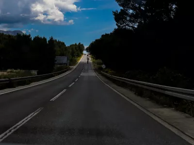 - Na poti iz Splita proti Makarski.- Hrvaška,- 27.05.2025. - Reportaža o Jadranski magistrali ob 60. obletnici izgradnje in 70. obletnici začetka gradnje.- Jadranska magistrala, cesta, hrvaška obala.OPOMBA: ZA OBJAVO V OBJEKTIVU!//FOTO: Bojan Velikonja / Foto: Bojan Velikonja