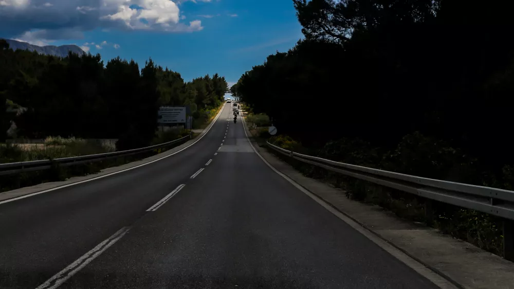 - Na poti iz Splita proti Makarski.- Hrvaška,- 27.05.2025. - Reportaža o Jadranski magistrali ob 60. obletnici izgradnje in 70. obletnici začetka gradnje.- Jadranska magistrala, cesta, hrvaška obala.OPOMBA: ZA OBJAVO V OBJEKTIVU!//FOTO: Bojan Velikonja / Foto: Bojan Velikonja