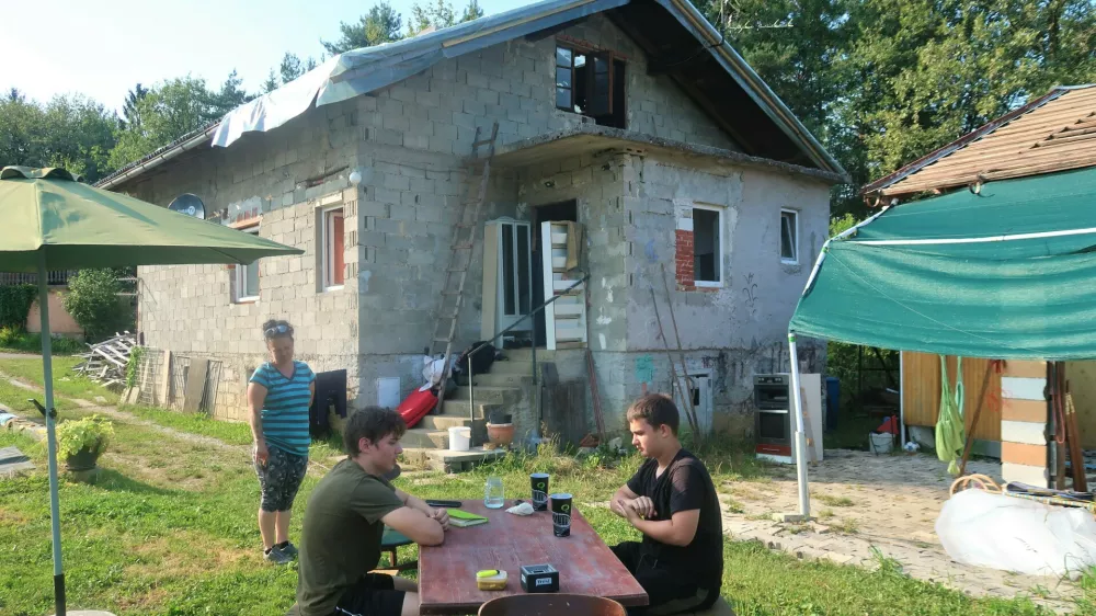 Iskrica, družina Zabukovnik, Vinarje pri Slovenski Bistrici. Toča ji je uničila streho in notranjost hiše. Foto: Tatjana Pihlar / Foto: Tatjana Pihlar 
