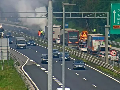 Zastoji, primorska avtocesta, zagorelo vozilo, nanos, gneča, prometna nesreča