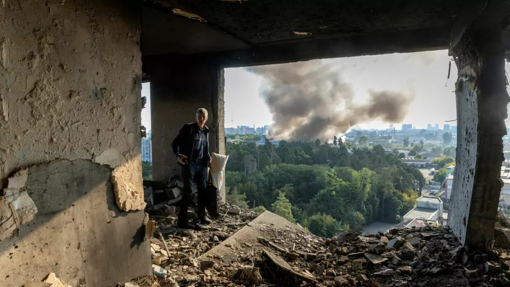 A friend of the owner inspects the damage in an apartment that was hit during a Russian drone strike, amid Russia's attack on Ukraine, in Kyiv, Ukraine September 7, 2025. REUTERS/Thomas Peter    TPX IMAGES OF THE DAY / Foto: Thomas Peter