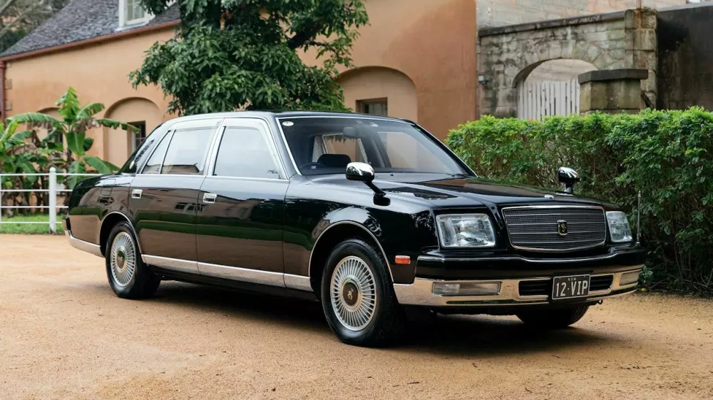 Toyota century (1967–danes): S feniksi za mir, srečo in dolgo življenje