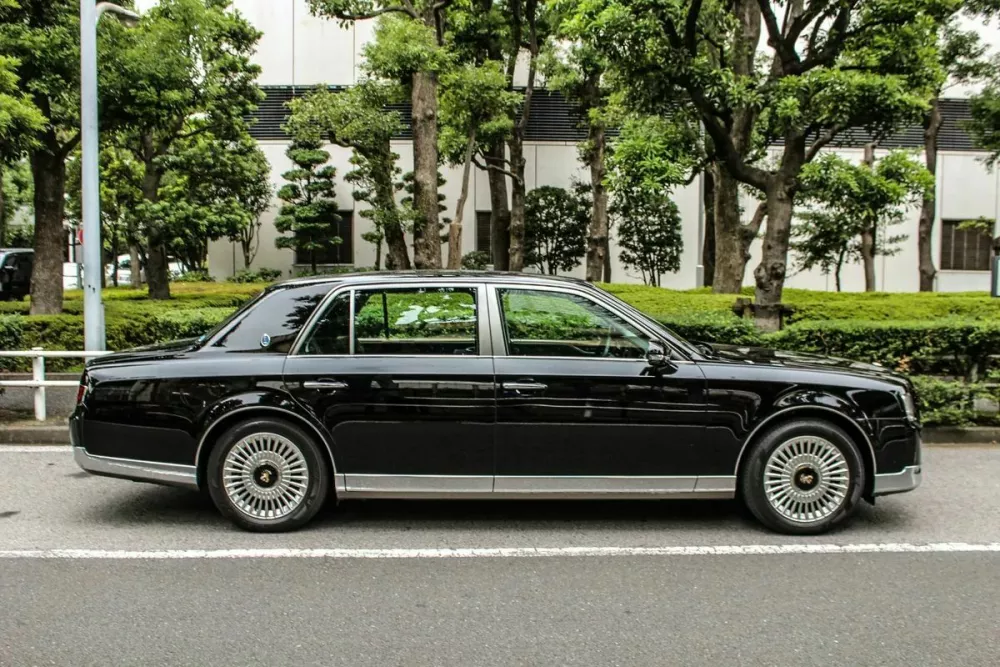 Toyota century (1967–danes): S feniksi za mir, srečo in dolgo življenje