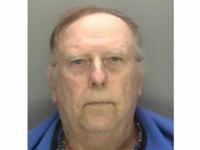 71-letnega Ronalda Lorda so aretirali na letališču, ko je skušal v Veliko Britanijo na električnem skuterju pretihotapiti osem kilogramov kokaina. 