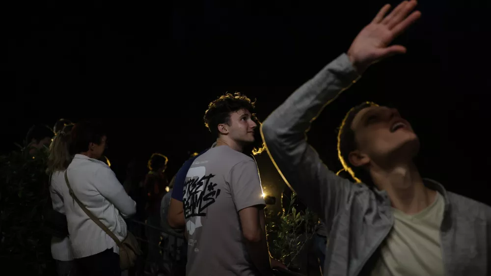 - 07.09.2025 - Krvava luna - ljudje, čakanje, opazovanje, gledanje//FOTO: Jaka Gasar / Foto: Jaka Gasar