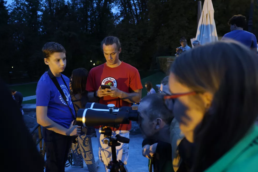 - 07.09.2025 - Krvava luna - ljudje, čakanje, opazovanje, gledanje//FOTO: Jaka Gasar / Foto: Jaka Gasar