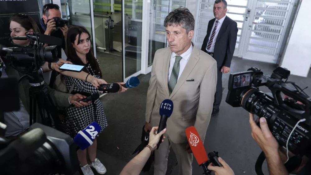 Borut Sajovic- 30.06.2025 - Koalicijski partnerji se bodo pri premierju Robertu Golobu sestali na t.i. mini koalicijskem vrhu. Golob bo po nedavnem sprejetju deklaracije o zvišanju obrambnih izdatkov članic Nata na pet odstotkov BDP do leta 2035 stranki SD in Levico, ki sta podpori dogovoru nasprotovali, podrobneje seznanil s potekom pogajanj in koraki pri pripravi akcijskega načrta glede investicij za izpolnitev ciljev na področje obrambe//FOTO: Jaka Gasar